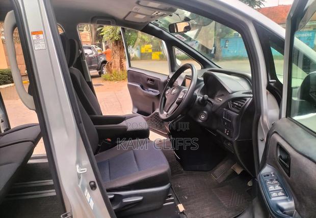 Toyota Voxy 2016 Silver