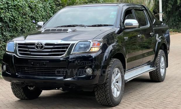 Toyota Hilux 2016 Black