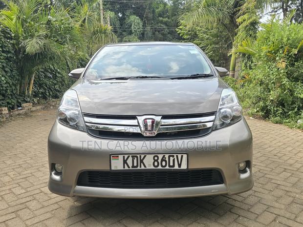 Toyota ISIS 2015 Gray