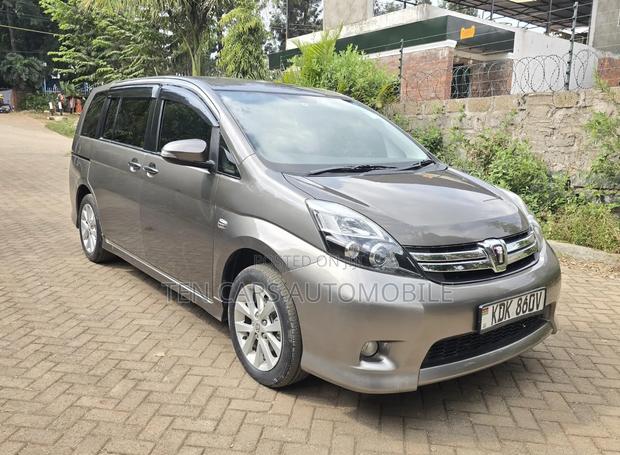 Toyota ISIS 2015 Gray