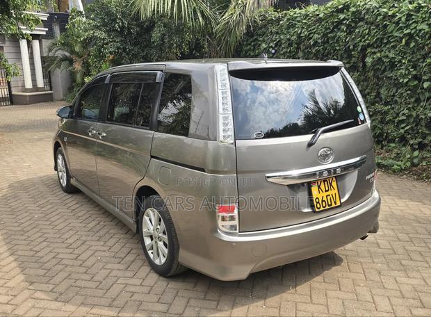 Toyota ISIS 2015 Gray