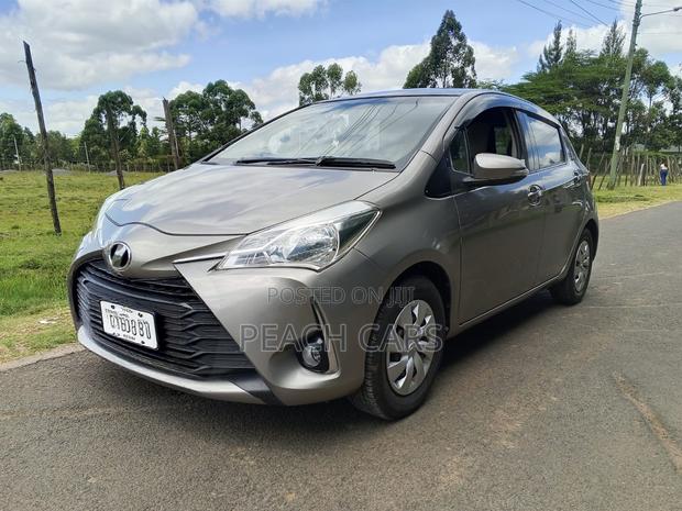 Toyota Vitz 2017 Silver