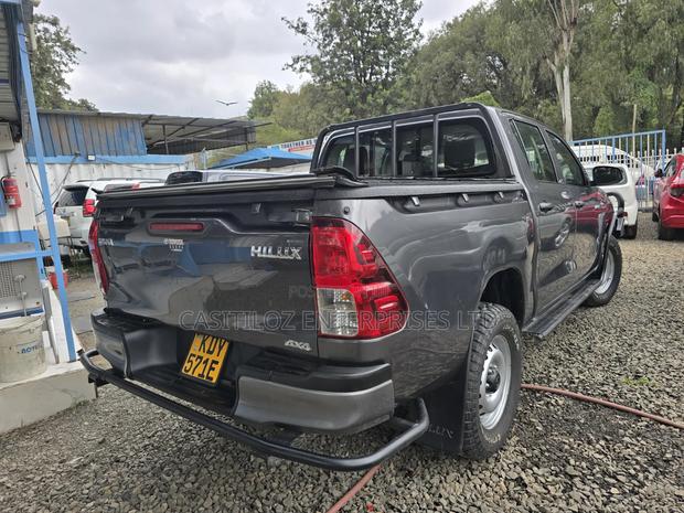 Toyota Hilux 2021 Black