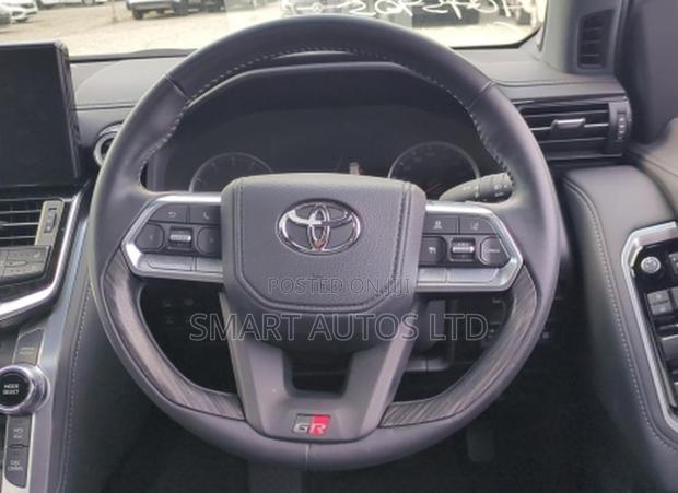 Toyota Land Cruiser LC300 2023 Off white