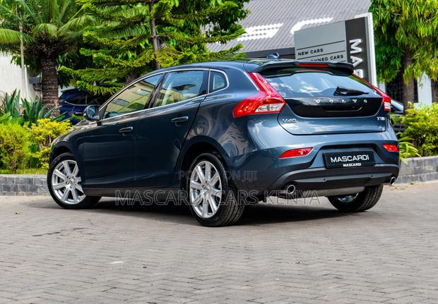 Volvo V40 2019 Blue