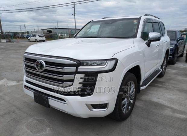 Toyota Land Cruiser LC300 2023 White