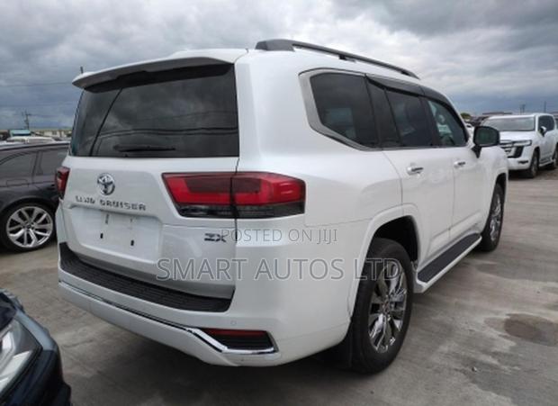 Toyota Land Cruiser LC300 2023 White