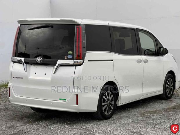 Toyota Esquire 2.0 AWD (7 seater) 2019 Off white