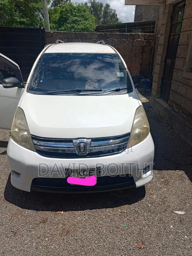 Toyota ISIS 2018 White