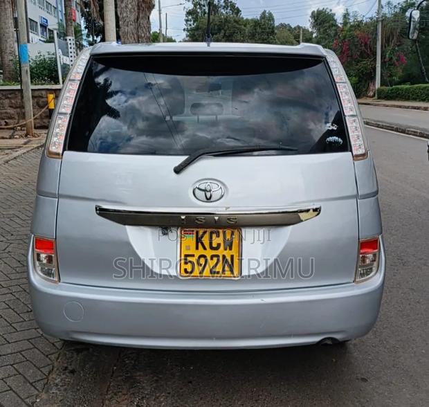 Toyota ISIS 2013 Silver