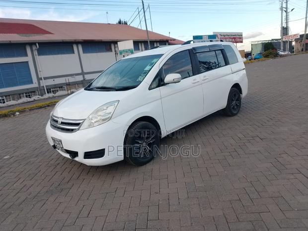Toyota ISIS 2009 White