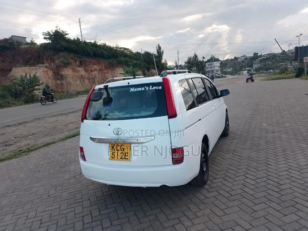 Toyota ISIS 2009 White