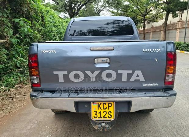 Toyota Hilux 2011 Blue