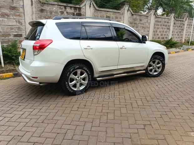 Toyota Vanguard 2010 White