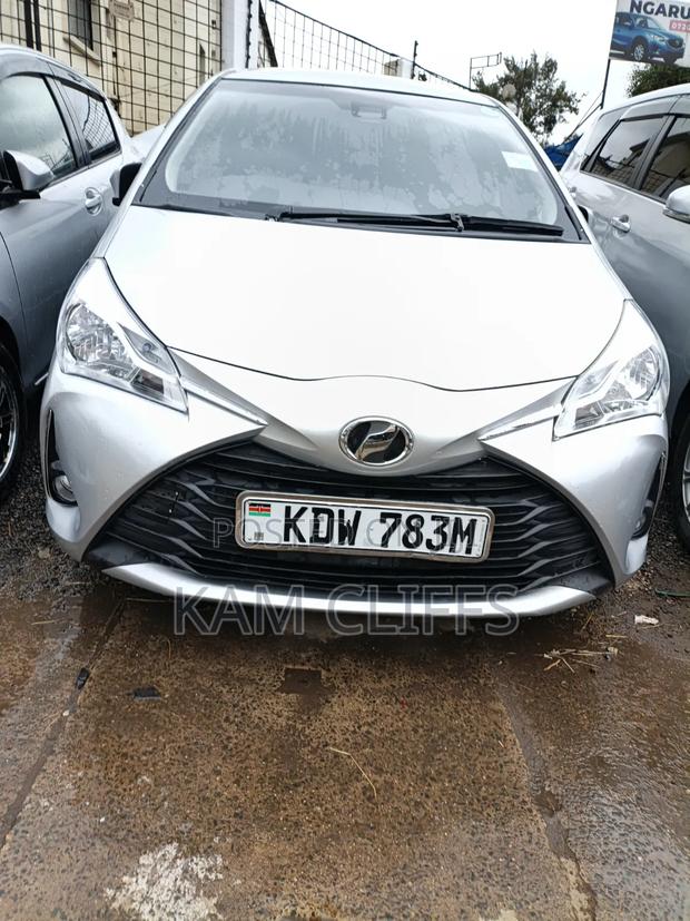 Toyota Vitz 2017 Silver