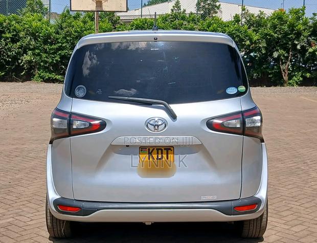 Toyota Sienta 2018 Silver