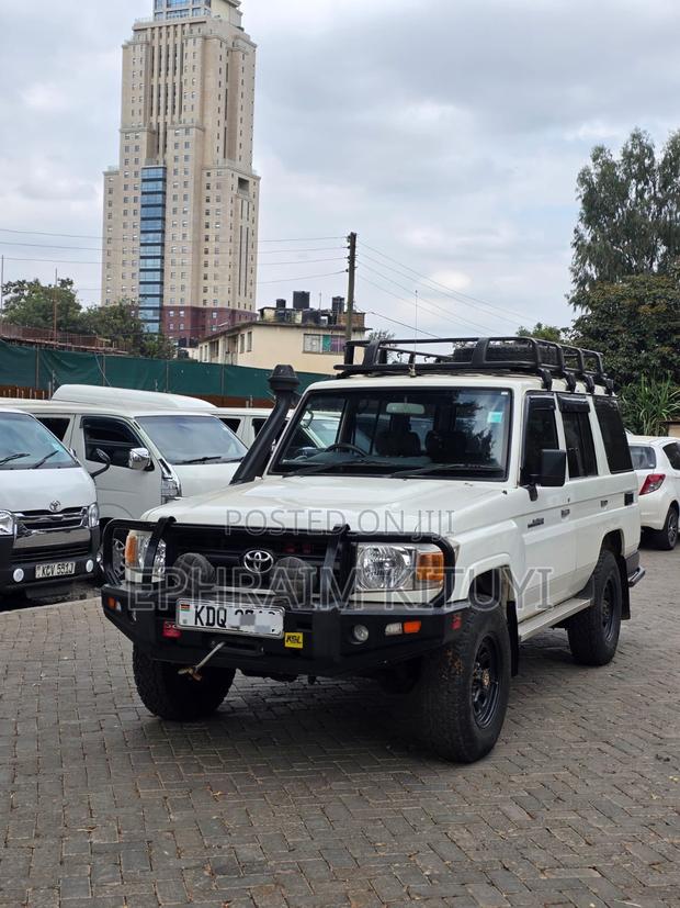 Toyota Land Cruiser 2016 White