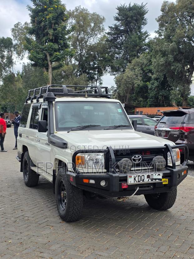 Toyota Land Cruiser 2016 White