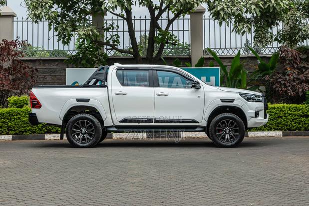 Toyota Hilux 2022 White