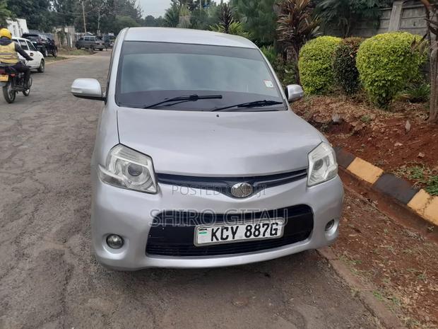 Toyota Sienta 2013 Silver