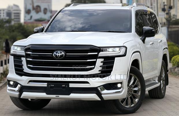 Toyota Land Cruiser LC300 2022 White