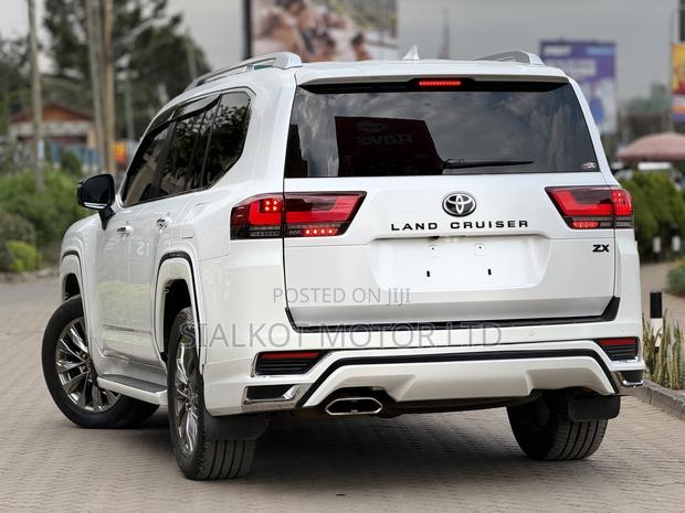 Toyota Land Cruiser LC300 2022 White