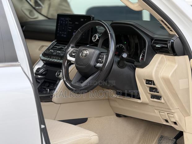 Toyota Land Cruiser LC300 2022 White