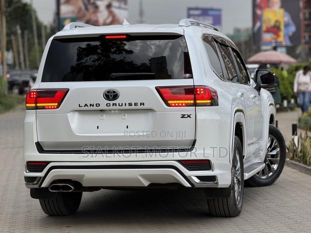 Toyota Land Cruiser LC300 2022 White