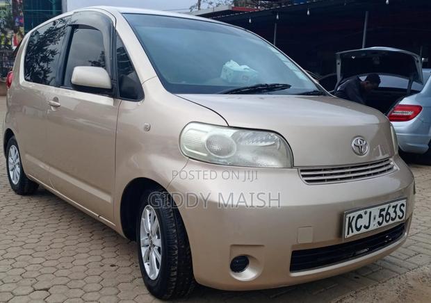 Toyota Porte 2009 White