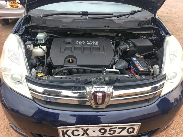 Toyota ISIS 2012 Blue