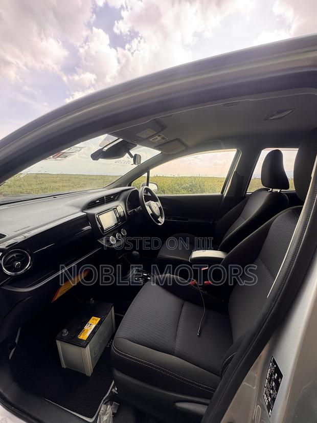 Toyota Vitz 2018 Silver