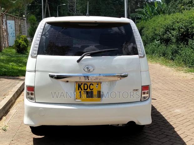 Toyota ISIS 2014 White