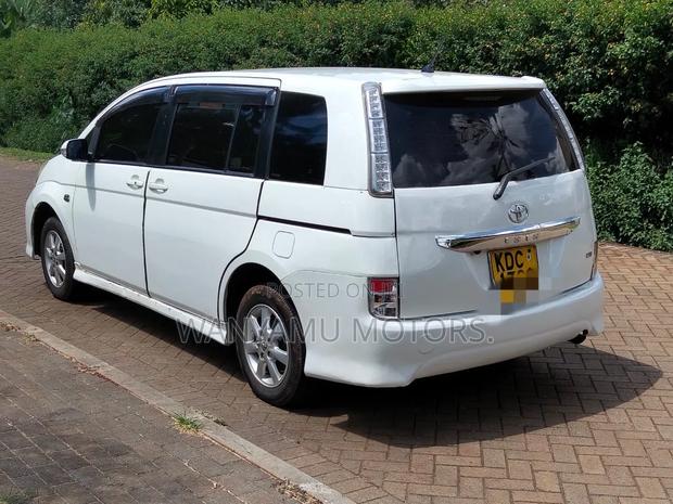 Toyota ISIS 2014 White
