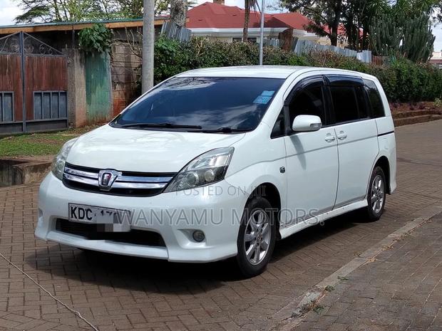 Toyota ISIS 2014 White