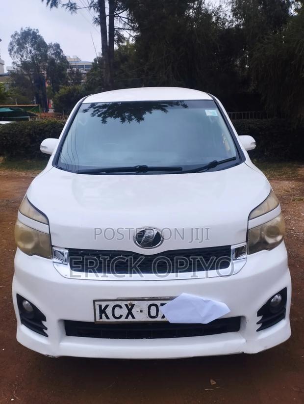 Toyota Voxy 2013 Pearl