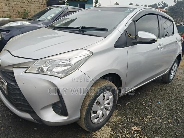 Toyota Vitz 2017 Silver
