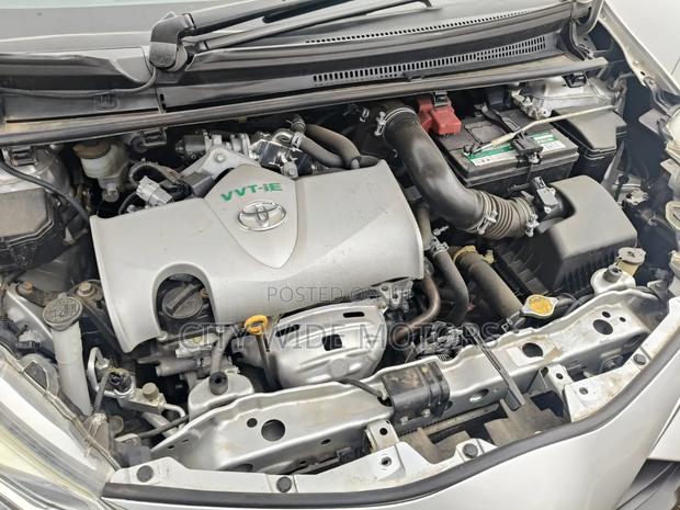 Toyota Vitz 2017 Silver