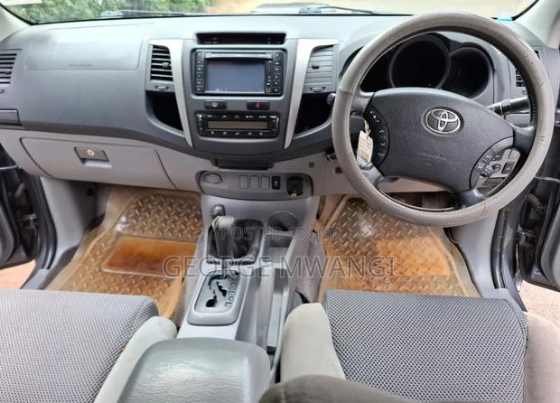 Toyota Hilux 2010 Gray