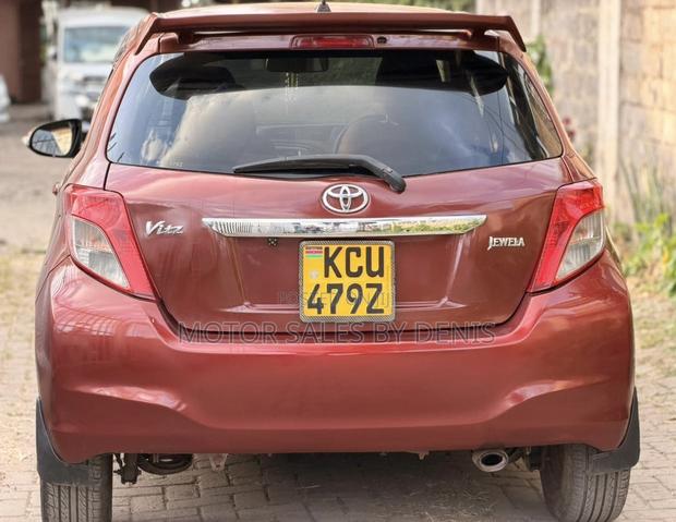 Toyota Vitz 1.3 FWD 5dr 2012 Maroon
