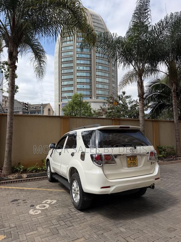 Toyota Fortuner 2.7 AWD 2013 White