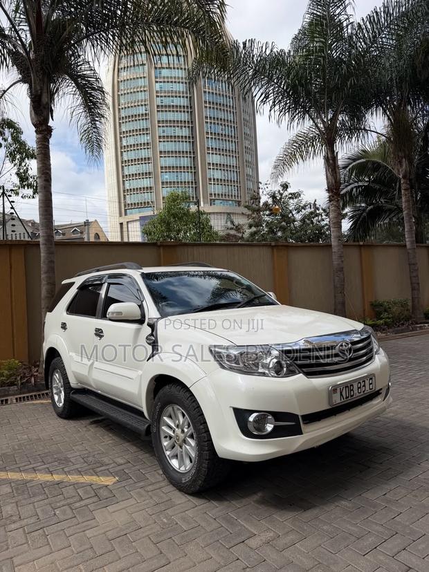 Toyota Fortuner 2.7 AWD 2013 White