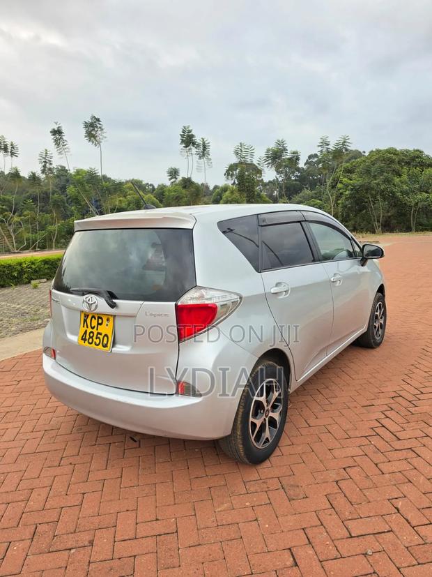 Toyota Ractis 2012 Silver
