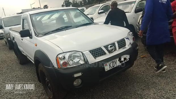Nissan Pick-Up 2009 White