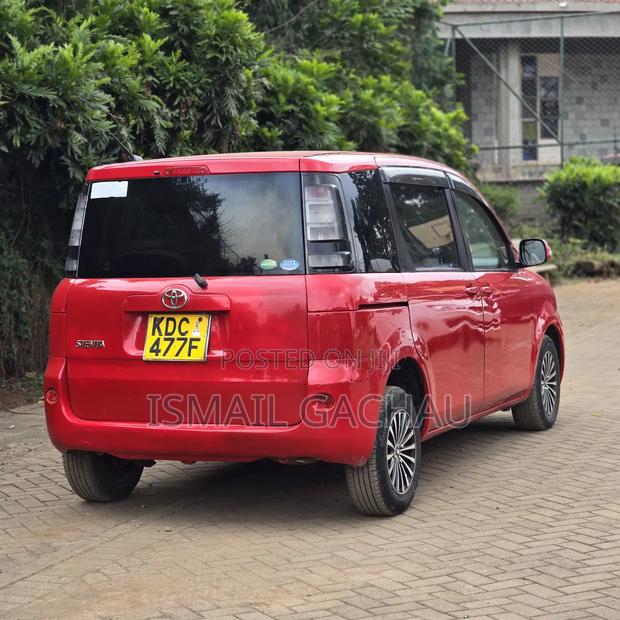 Toyota Sienta 2013 Red