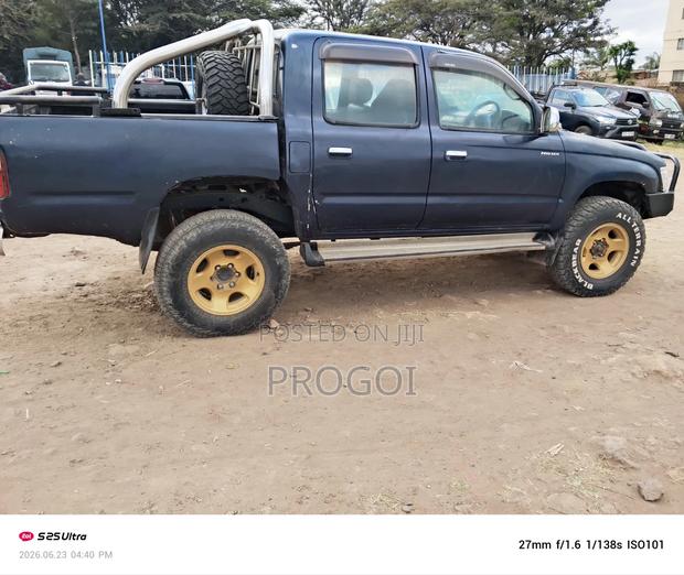 Toyota Hilux 2006 Blue
