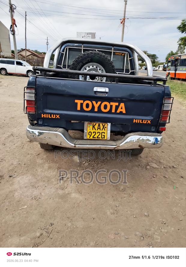 Toyota Hilux 2006 Blue