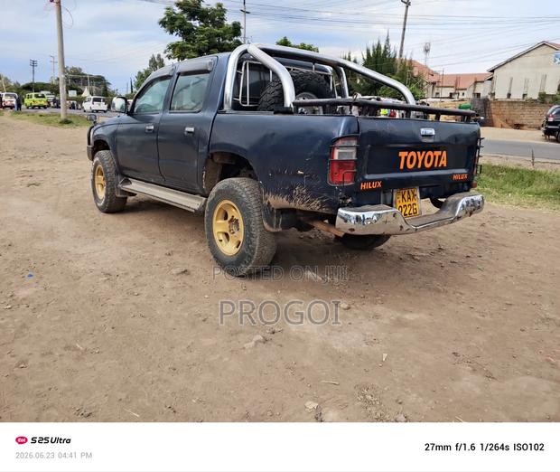Toyota Hilux 2006 Blue