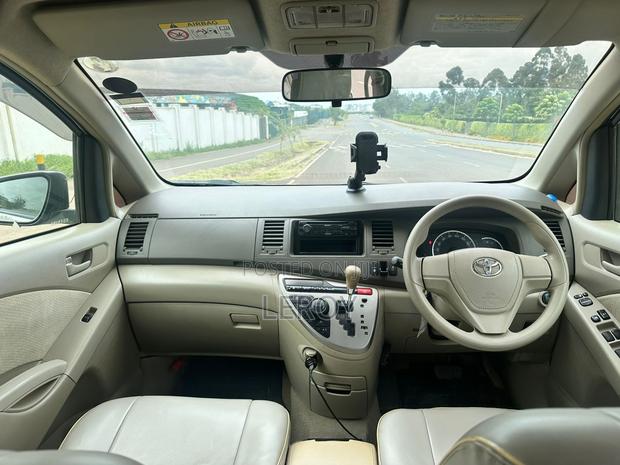 Toyota ISIS 1.8 L 2WD 2014 Silver