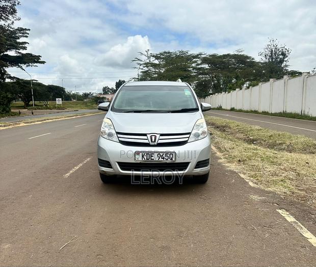 Toyota ISIS 1.8 L 2WD 2014 Silver