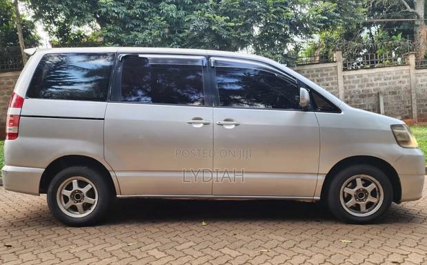 Toyota Noah 2003 Silver